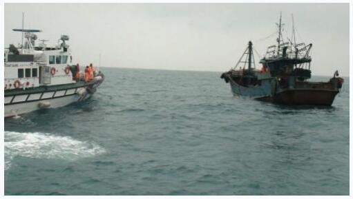 台媒称大陆渔船越界捕鱼 9人被带走