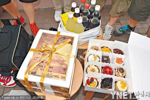 杨千嬅助手带来三大盒西饼和饮料给记者享用