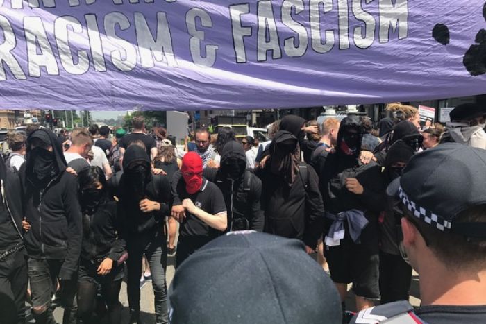 墨市反移民反种族主义抗议 防暴警察出动