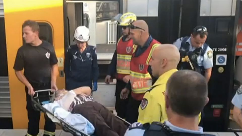 惊险！悉尼七旬老人被卡站台与火车缝隙