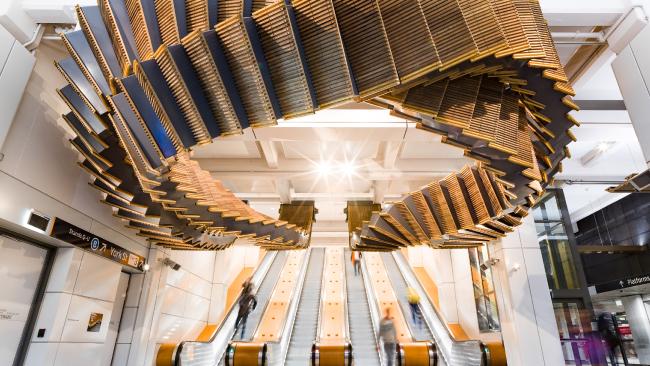 悉尼火车站木质扶梯重生 变身艺术装饰