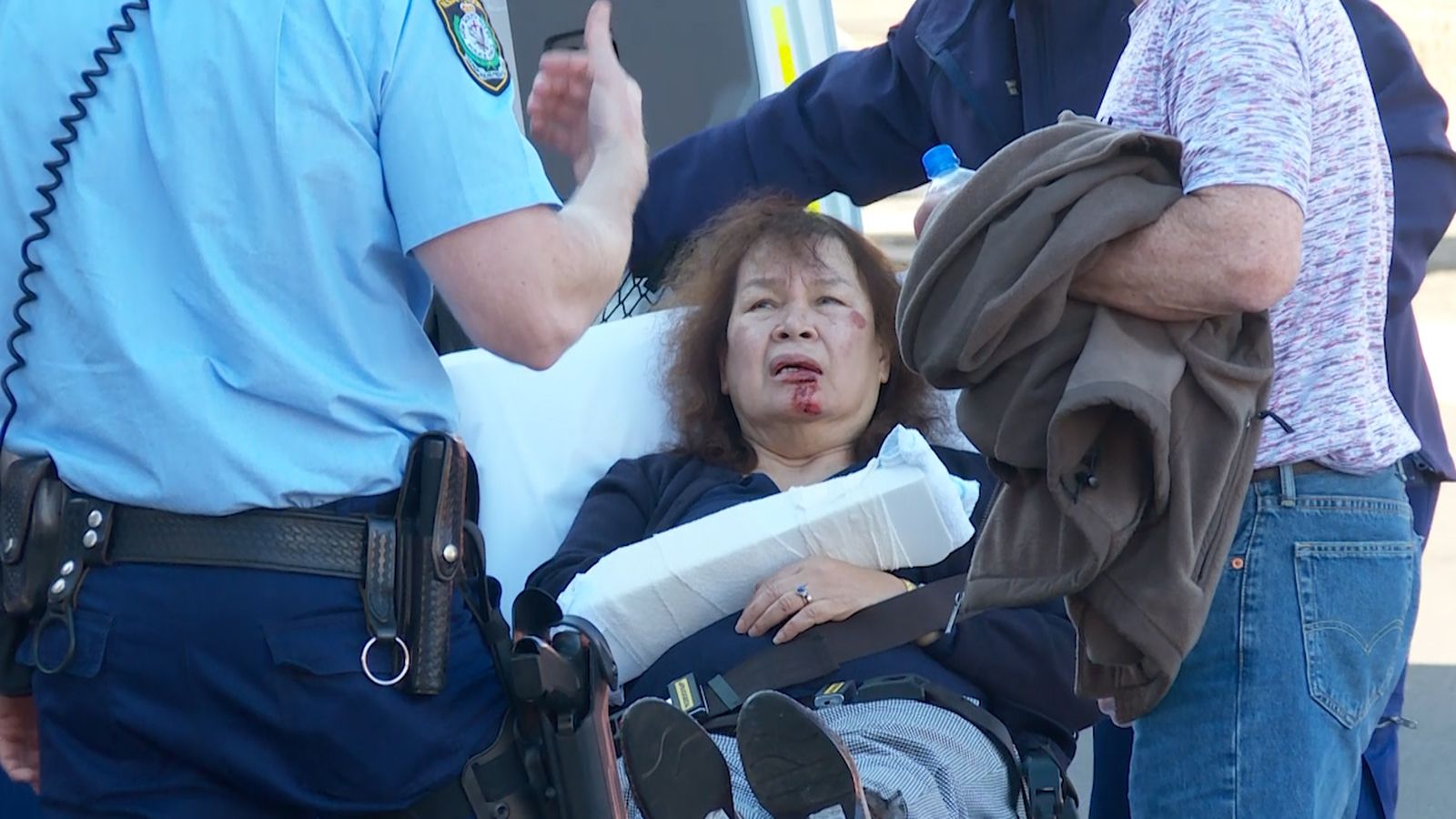 69岁老妇当街被两少年抢包 致下巴骨折