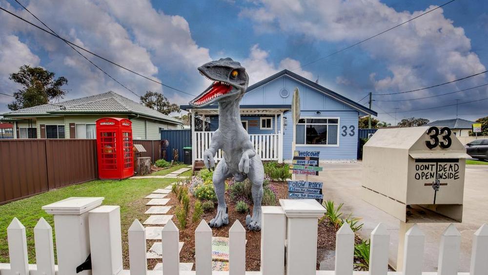西悉尼住宅立恐龙雕像 威慑摩托帮成员