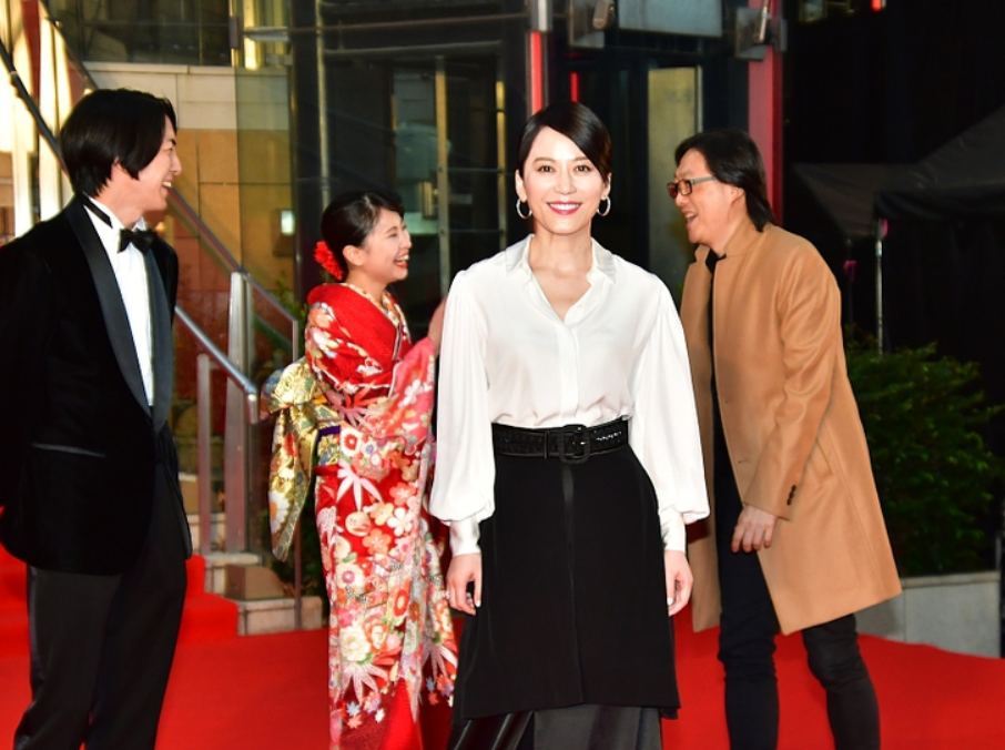 东京电影节开幕 俞飞鸿王丽坤亮相红毯