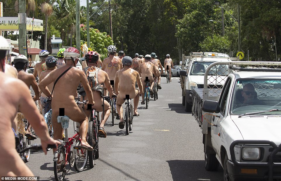安全第一！澳小镇举行世界裸体骑车活动