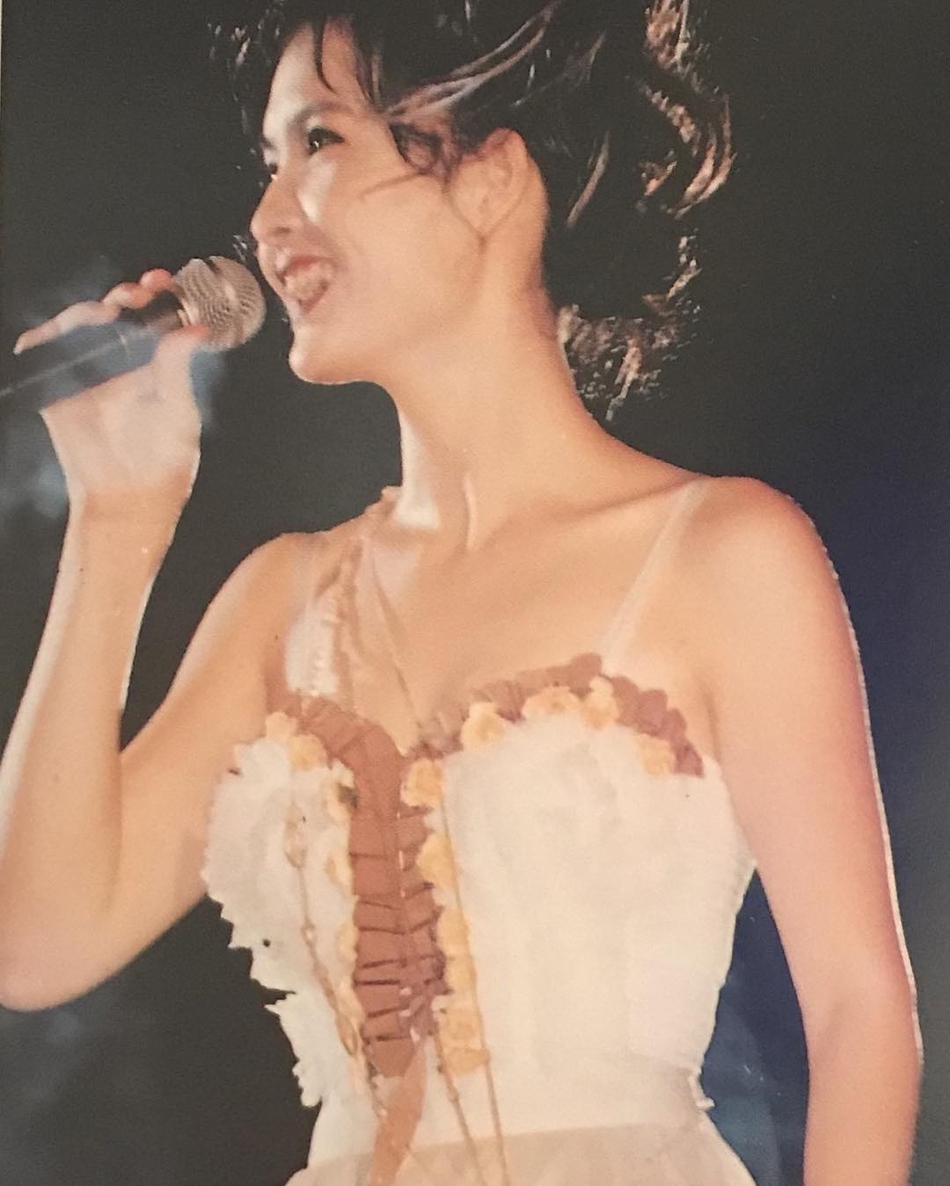 周慧敏晒25年前演唱会旧照 穿蕾丝吊带裙
