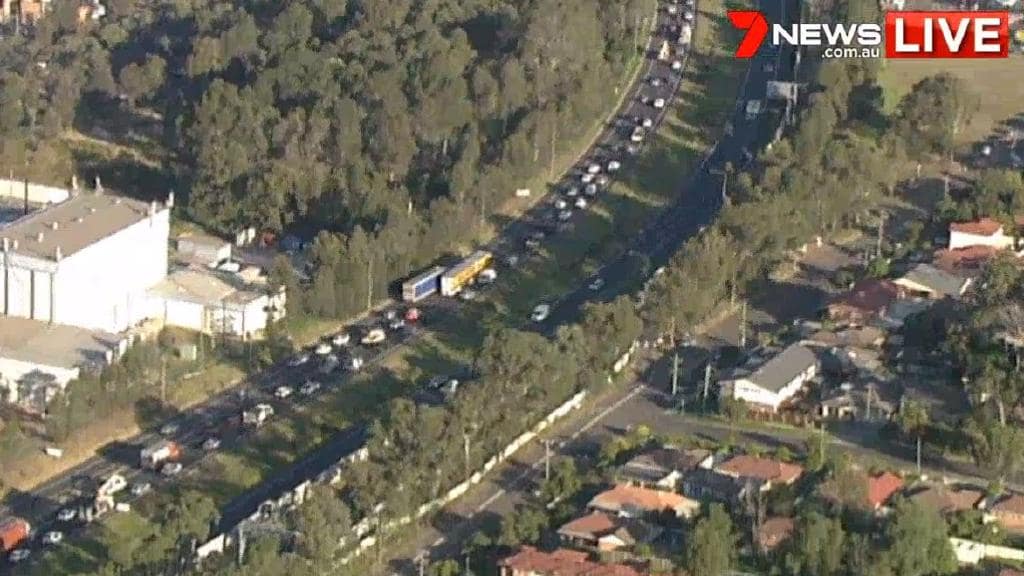 悉尼M7高速3辆卡车相撞 引发交通拥堵