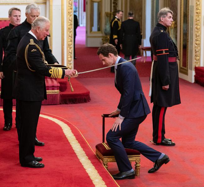 穆雷正式接受封爵 查尔斯为其带勋章