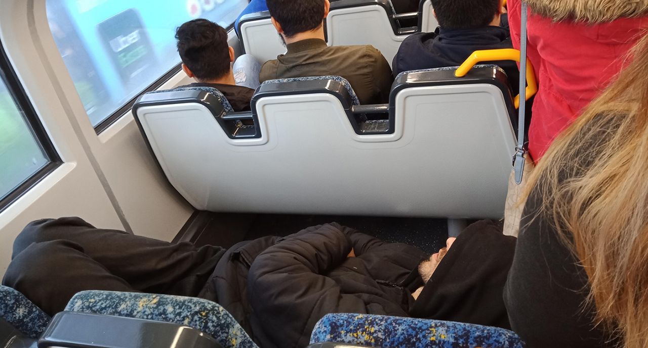 悉尼高峰期男子横躺占座 引发网友热议