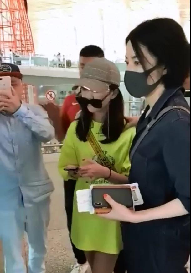 王菲机场全程护住女儿  李嫣玩下衣失踪